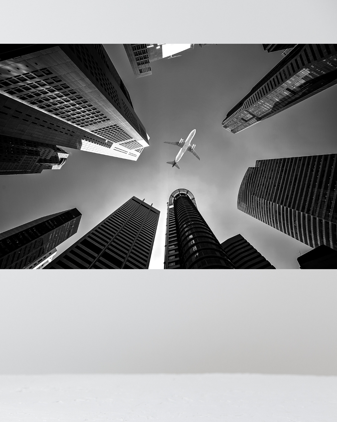 Avión Sobre los Edificios