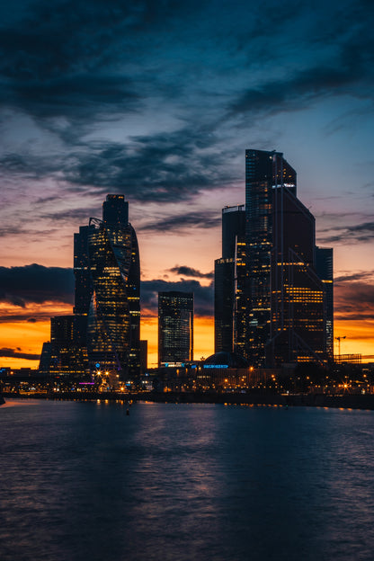 Edificios al Lado del Lago